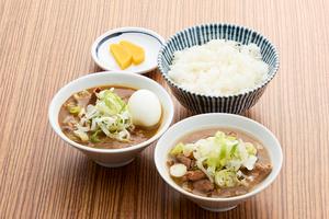 もつ煮込 2色弁当(みそ味とカレー味)半熟玉子付