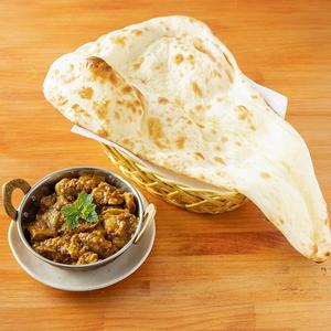 チキンカレーとナン - Chicken Curry and Naan (Nepali Curry)