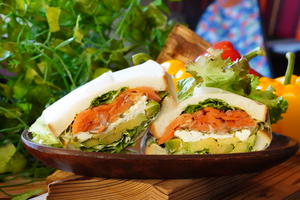 スモークサーモンとクリームチーズのサンドウィッチ Smoked salmon and cream cheese sandwich