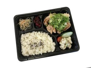 特製ネギ旨塩ダレ鶏唐弁当