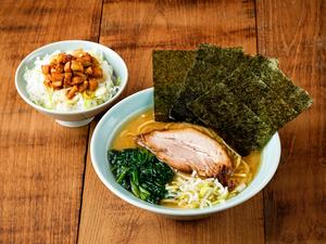 ラーメン・肉飯セット(チャーシュー1枚・薬味ネギ・ホウレン草・ノリ3枚・肉飯)