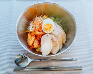 東京冷麺スタンド 鶏むねチャーシュービビン麺 Chicken Bibim Noodles