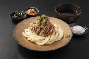 (冷)肉増し黒毛和牛の極太おうどん～温玉のせ～