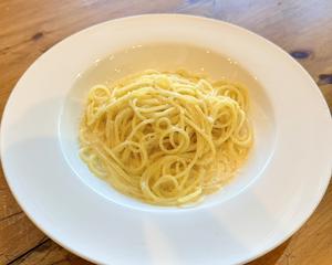 シンプルなクリームソース スパゲッティ(サラダ付き)