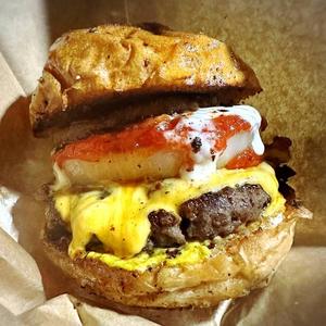 パインチーズバーガー(フレンチフライ付き)
