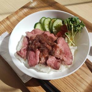 【当店人気No.3】柔らかオージーローストビーフ丼+気まぐれスープ付き