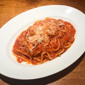 グアンチャーレと玉ねぎ、チーズ、トマトソース “スパゲッティ”