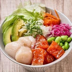 北海道ホタテとごろごろサーモンポキ Italian Style Poke with Shrimp and Scallops