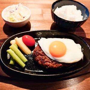 目玉焼き牛タンハンバーグ ライスセット