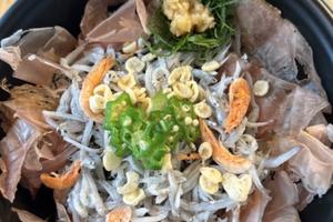 【人気】削りたて鰹節と生生姜のしらす丼