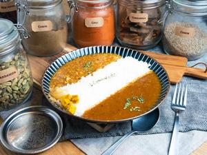 当店人気No.1の あいがけカレー(2種掛け キーマ×オリジナルカレー)