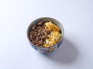 うまそぼろの2色丼
