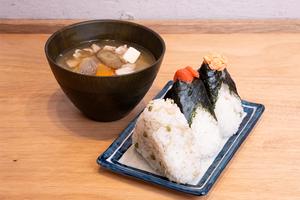 お得なお任せおにぎり3個と具沢山豚汁セット