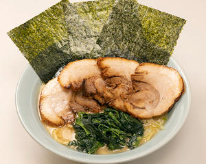【生麺】チャーシューメン(薬味ネギ、ほうれん草、のり3枚、チャーシュー4枚)
