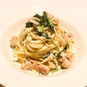 鶏とほうれん草のクリームパスタ