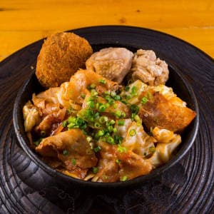 豚キムチ丼(唐揚げ2個、メンチカツ)