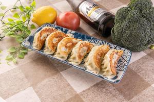 焼き餃子(6コ) 当店おすすめ！ 6 Pan Fried Gyoza Dumplings (The Store's Recommendation)