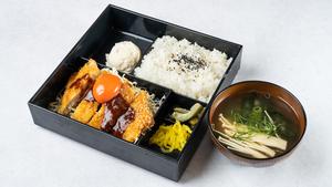 小雀弥 -こがらや- ソースカツ弁当(味噌汁付き) ※赤玉別容器