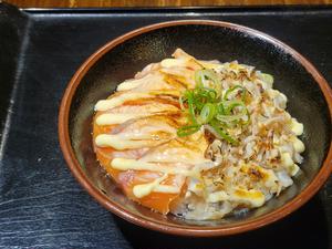 サーモン＆ゲソの炙りマヨ丼