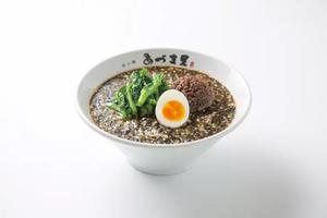 黒の坦々麺