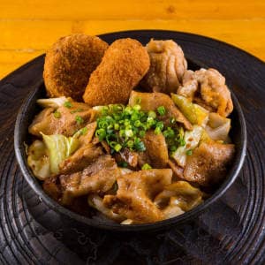 豚焼肉丼(唐揚げ2個、メンチカツ、クリームコロッケ)