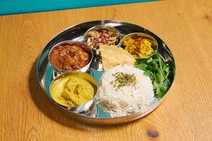 シン・キイロイ チキンカレー＆あの、ポークビンダルーカレー