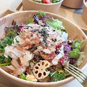 季節野菜のサラダうどん、玄米おにぎり付、スープは付きません