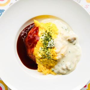 フワトロタマゴのオムライス～特製ソース+チキンとキノコのクリームソース～