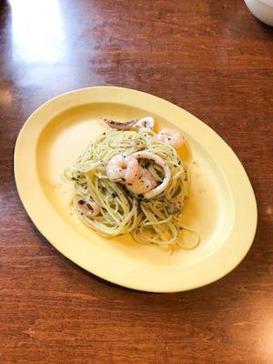 バジルとシーフードのパスタ