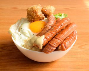 粗挽きソーセージ唐揚げダブルエッグ飯(ソーセージ6本)