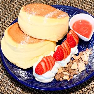 旬の生いちごソースといちごたっぷりパンケーキ