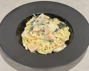 ほうれん草とサーモンのクリームパスタ