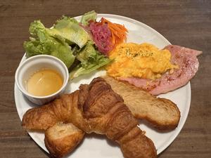 クロワッサンのオープンサンド