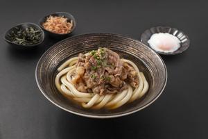 (温)肉増し黒毛和牛の極太おうどん～温玉のせ～