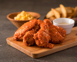 【人気NO.1】 バッファローウィング (チキン5ピース&ディップ1個&ポテトorコーン) Popular NO.1 Addictive Buffalo Wing (5 Chickens & Dip & Potatoes or Corn)