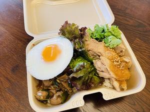 【当店人気No.1】タイのハーフ＆ハーフ弁当(カオマンガイ＆ガパオライス)