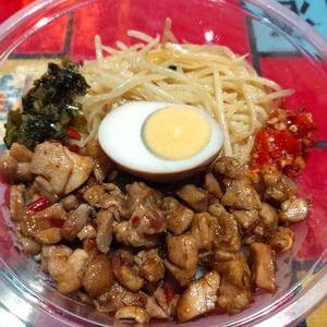 爆小肉椒拌(鶏もも肉の辛味炒めかけご飯)