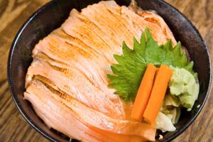 炙りトロサーモン丼
