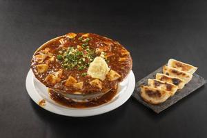 にんにく麻婆ラーメンと特製もち焼き餃子 Garlic Mapo Ramen and Special Gyoza Dumplings