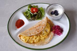 ベーコンエッグロティサンド Bacon and Egg Roti Sandwich