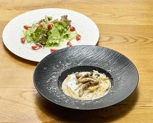 【女性に大人気】ポルチーニの濃厚クリームソース生パスタ+サラダ付