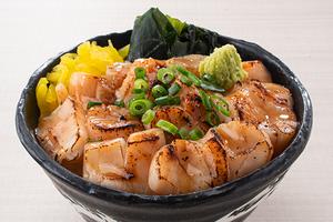 1.新定番！炙りトロ肉ホタテ丼