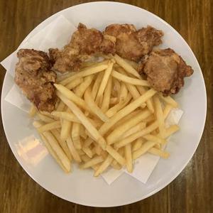 鶏の唐揚げとポテトフライ