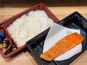 厚切りべにサケ定食(焼魚、白米、漬物、小鉢)