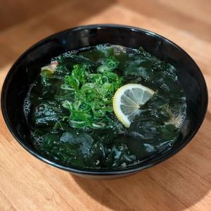 わかめかすうどん