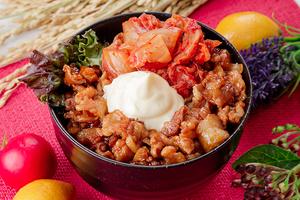 【旨辛キムチのせ】ピリ辛・豚のすたみな丼(約150g)