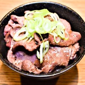 極上牛タンネギ塩丼～自家製だれ～