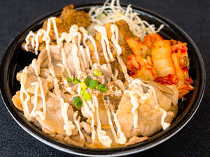 豚の覚醒キムチ丼(豚カルビ、唐揚げ2、キムチ50、マヨネーズ)