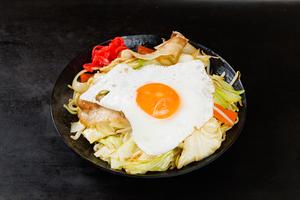 豚入り目玉焼きのせ焼きそば(塩)