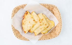 チーズナン(Cheese Naan)